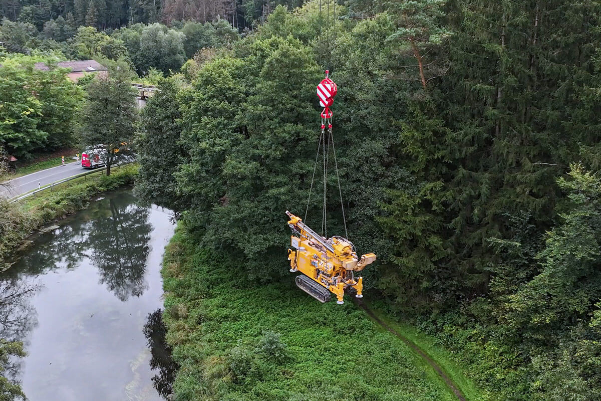 Aufwändige Verlegung des Kleinbohrgerätes HD 70